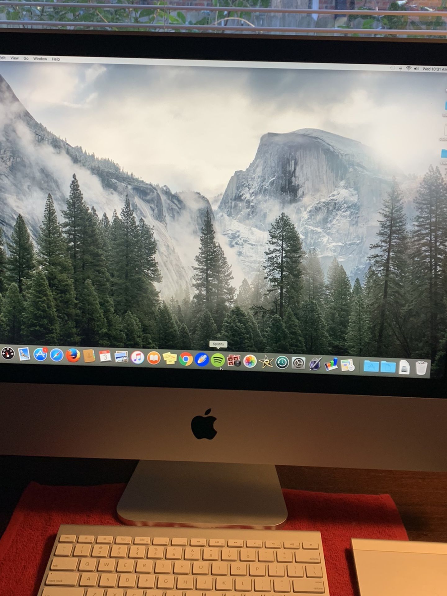 2008 24” iMac Desktop With Disk Insert