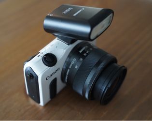 Canon EOS M Mirrorless Camera White w/flash 90EX 220 Lens EF-M 15-45mm f/3.5-6.3