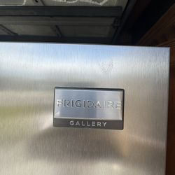 FRIGIDAIRE SIDE BY SIDE COLLING LIKE BRAND NEW. 