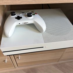 Xbox One S (1TB) with Controller