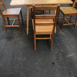 Very Good Condition Dinner Table And Chairs