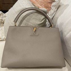 Louis Vuitton Capucines MM Beige Tan Taurillon Leather Shoulder tote Bag