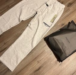 🔥 FEAR OF GOD ESSENTIALS SWEATPANTS – LIGHT OATMEAL / LIGHT GREY – SIZE LARGE (NEW)