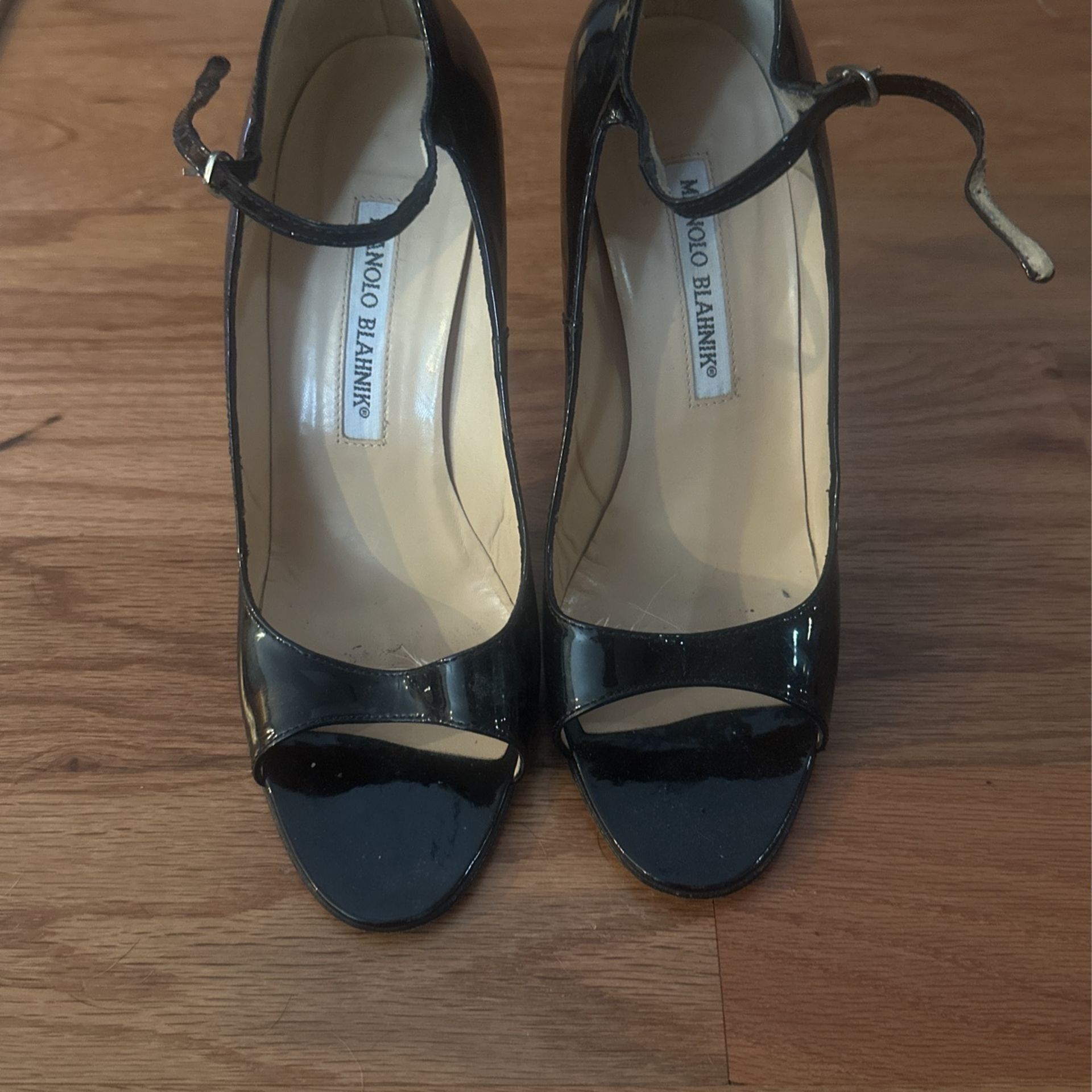 MANOLO BLAHNIK PATEN LEATHER PEEP TOE SHOES