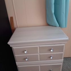 NIGHTSTAND WITH CRYSTAL LIKE KNOBS