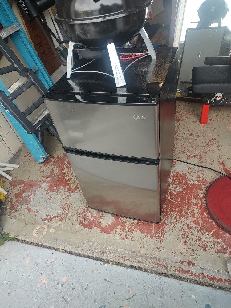 Midea Miniature Fridge