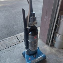 Nice Bissel Vacuum With Retractable Cord.  Works Perfect 