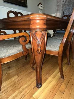 Beautiful And Sturdy Mahogany Dining Table