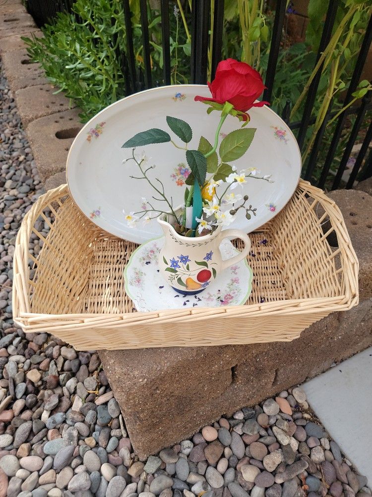 Extra Large  Dishe  And Small  Flowers Decor 