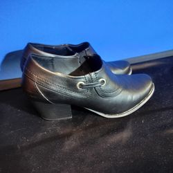 Women's wide black closed toed leather clogs (size 8.5)