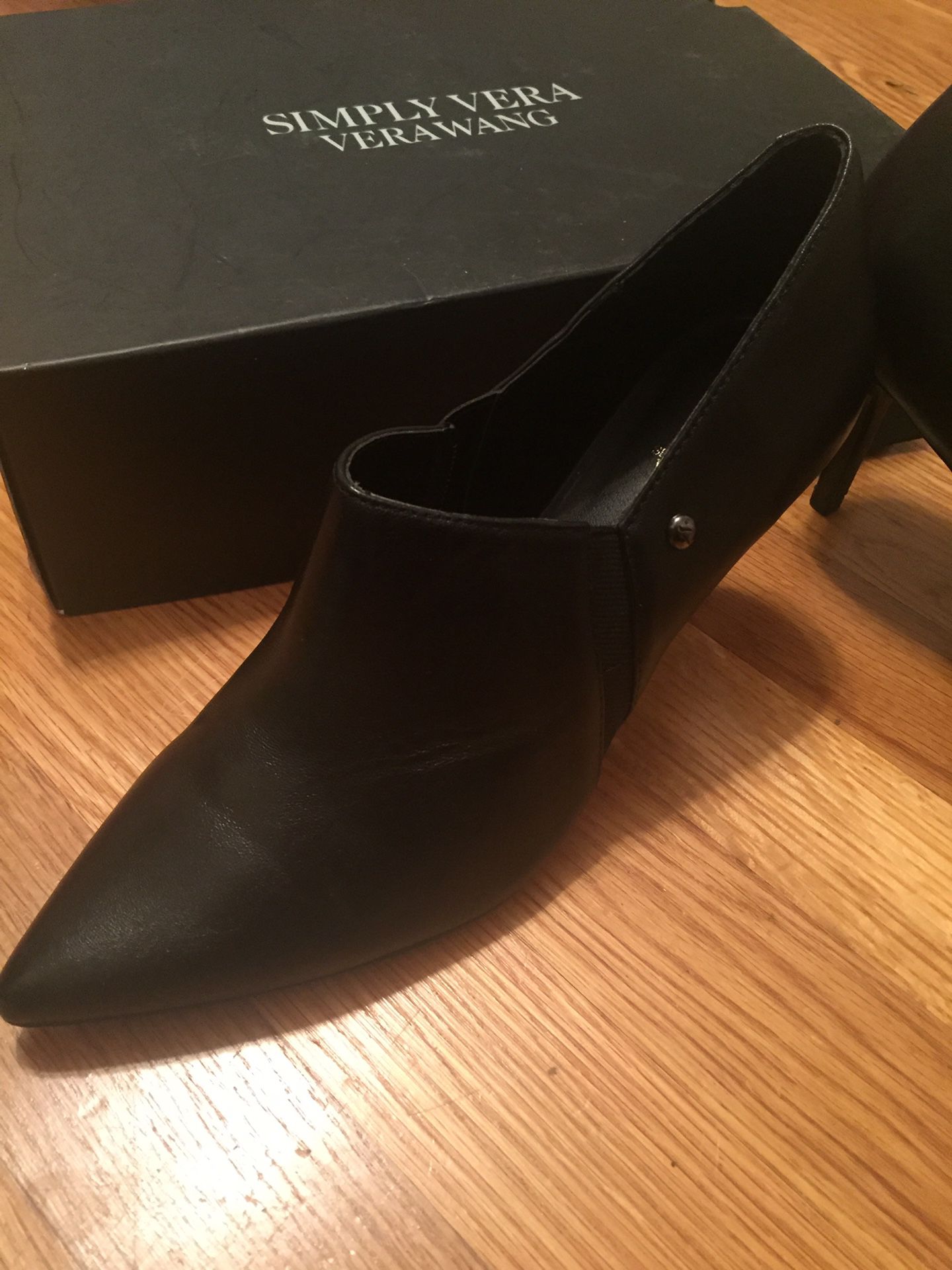 Brand new with tag Vera Wang Genuine leather black heels size 7,5 org. Price $100