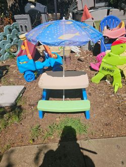 Little tikes fold and stow picnic table with umbrella