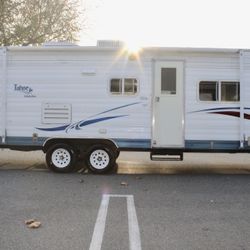 2004 Thor Travel Trailer - Delivery Available 