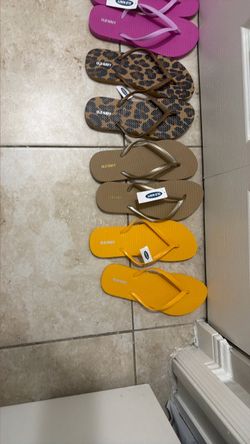 OLD NAVY VARIETY  COLORS OF WOMEN FLIP FLOPS SIZE 10