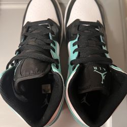 Jordan 1 Tropical Twist Shoe Size 7Y