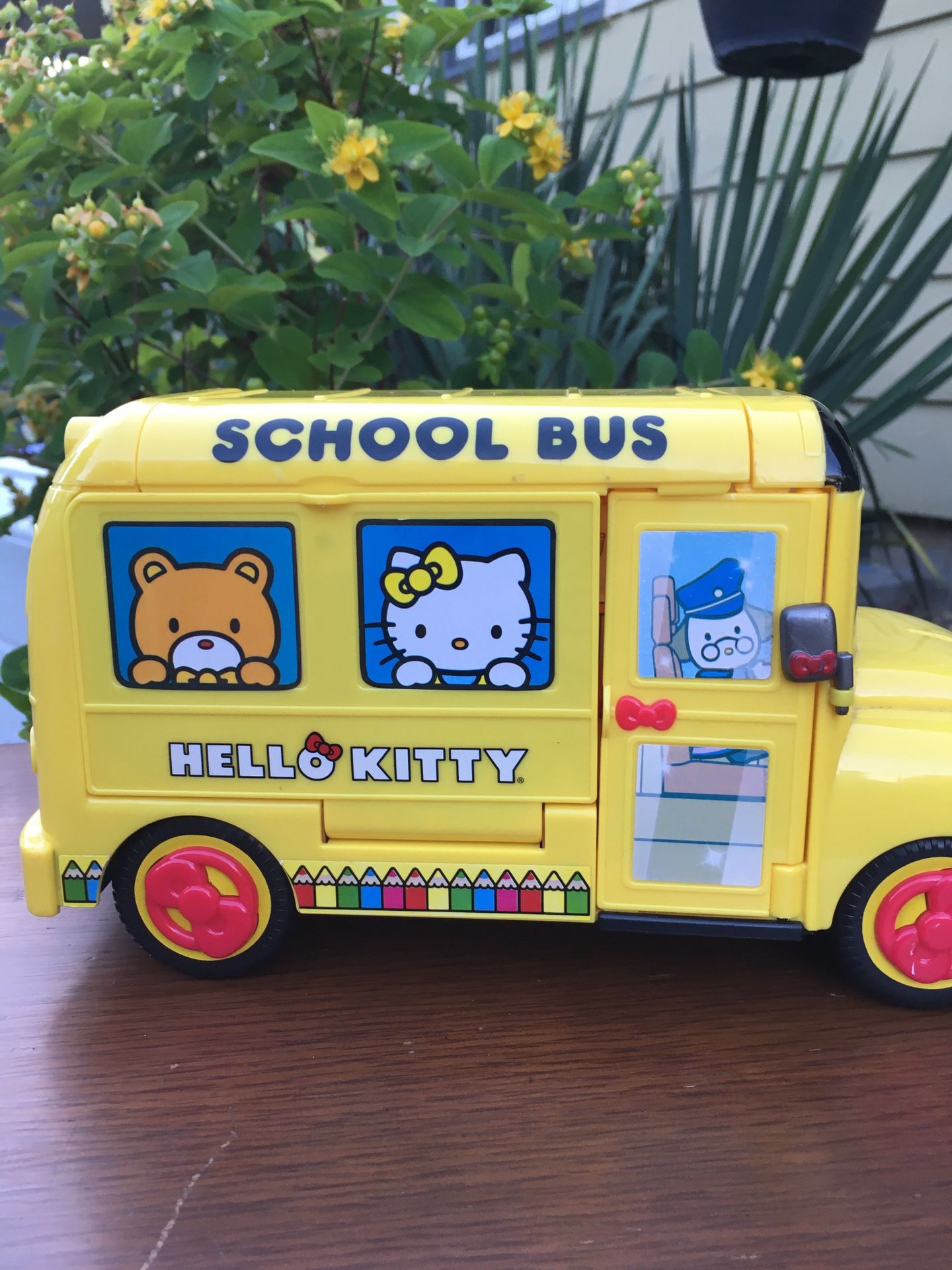 Hello kitty school bus