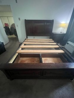 Queen wood bedframe