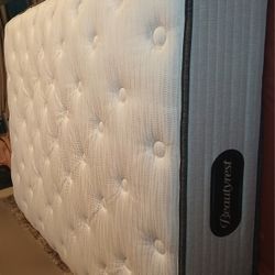 New Full Size Beautyrest 800 Series  Medium Mattress.