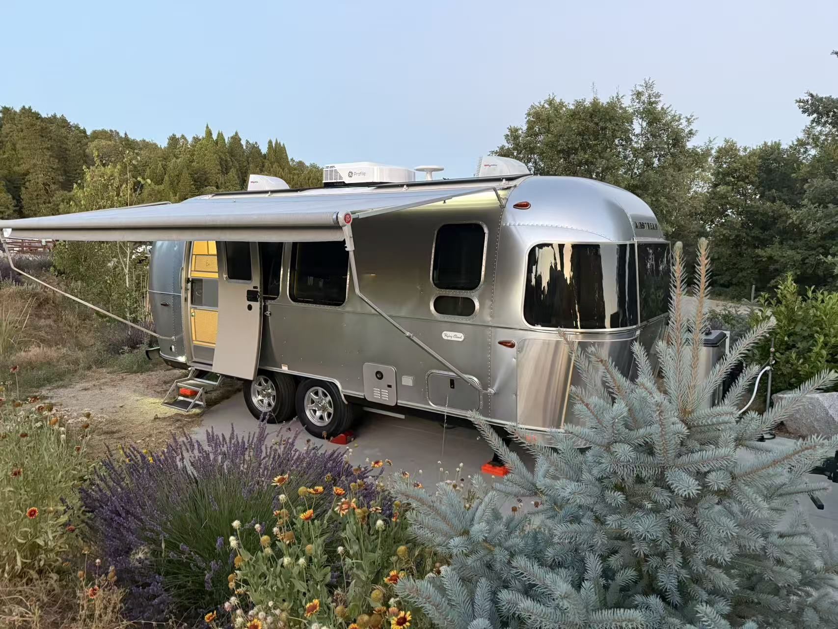 2025 Airstream Flying Cloud 23FB