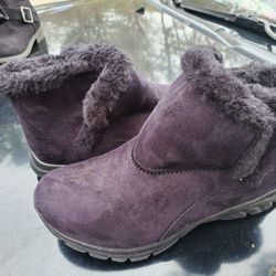 GIRlS SNOW BOOTS NEVER WORN SIZE 2