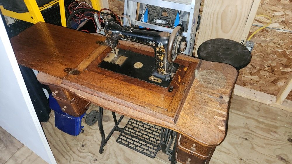 Antique Wheeler & Wilson D9 Sewing Machine