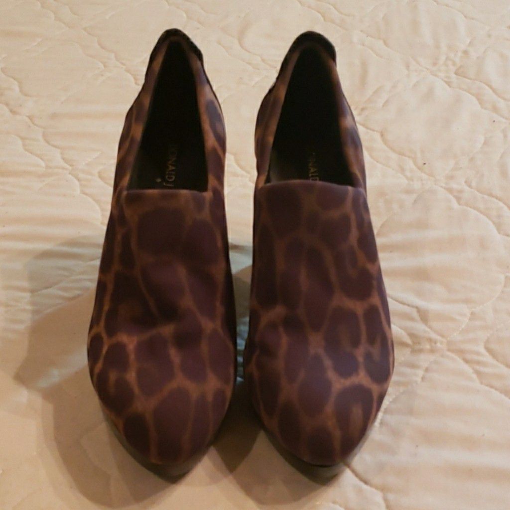 WOMAN'S SIZE 6 HEELS NEW