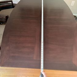 Dining Room Table With 4 Chairs And Extendable Leaf. 