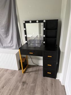 Makeup vanity