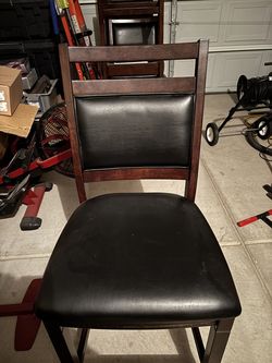Extendable table sits 6