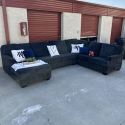 Ashley’s 3 Piece Sectional Couch! (FREE DELIVERY 🚚)
