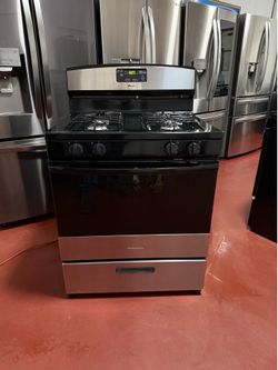 Amana 4-burner gas stove in perfect working condition. Delivery and installation available with a 3-month warranty.