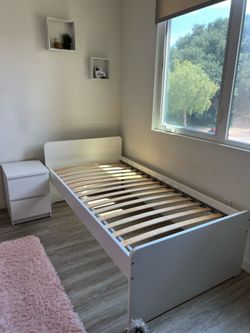 White twin bedframe