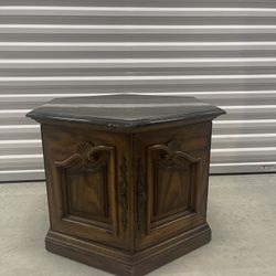 Ethan Allen Antiqued Pine Old Tavern End Table