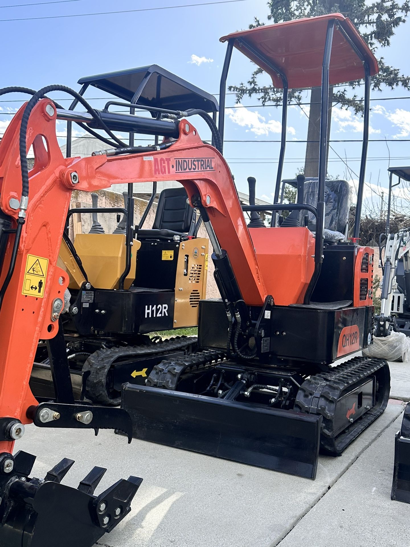 New 1 Ton Mini excavator For Sale Located In Chino