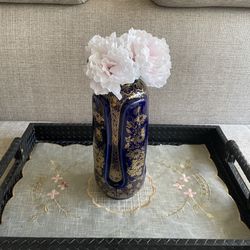 Antique vintage collectible Japanese vase with gold flowers