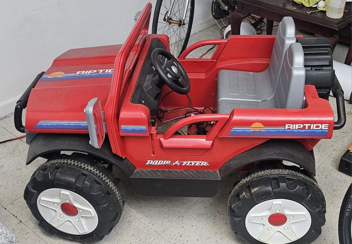 Radio Flyer Riptide Car, Outdoor Battery Powered Ride On Toy, Kids Ride On Toy for Ages 3+, Red