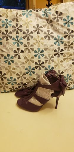 7 1/2 purple heels with bow in the back