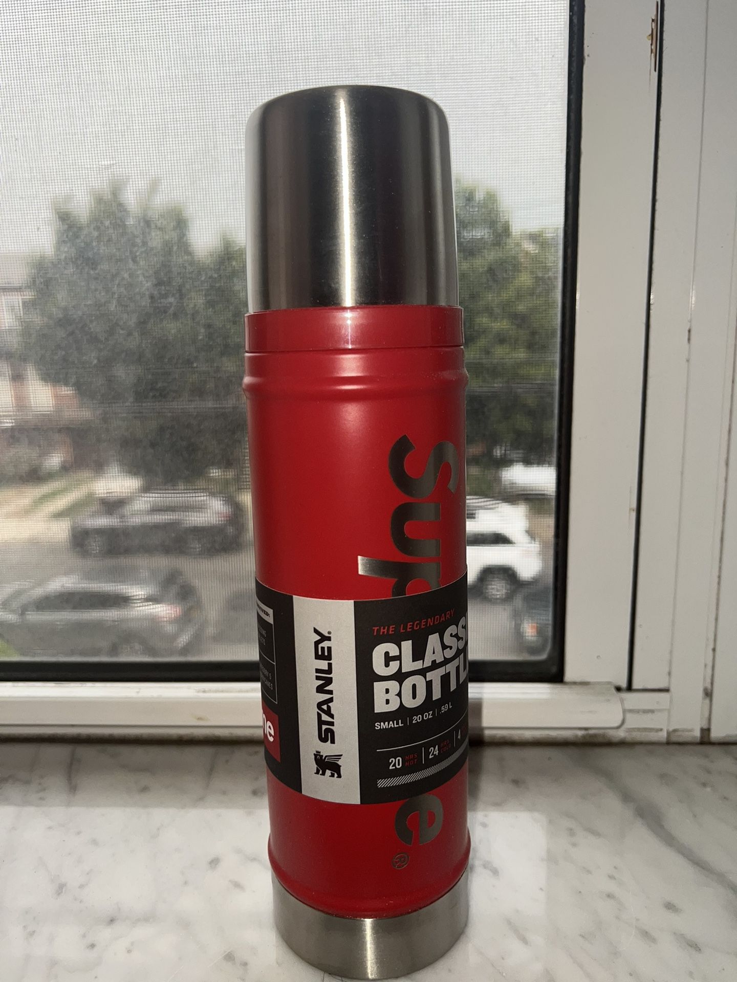 【supreme】stanley 20 oz vacuum bottle 水筒 Stanley Supreme Collaboration 20 oz. Vacuum Insulated Bottle Red
