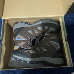 Women’s Size 6 Hiking Boots