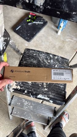 White handle set