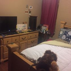 Queen Bedroom Set for Sale. Pick Up 19151 Zip Code. (Mattress Not Included) 