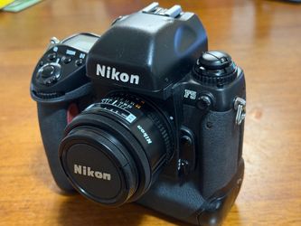 Nikon F5 35mm professional film camera w 50mm f 1.8 lens