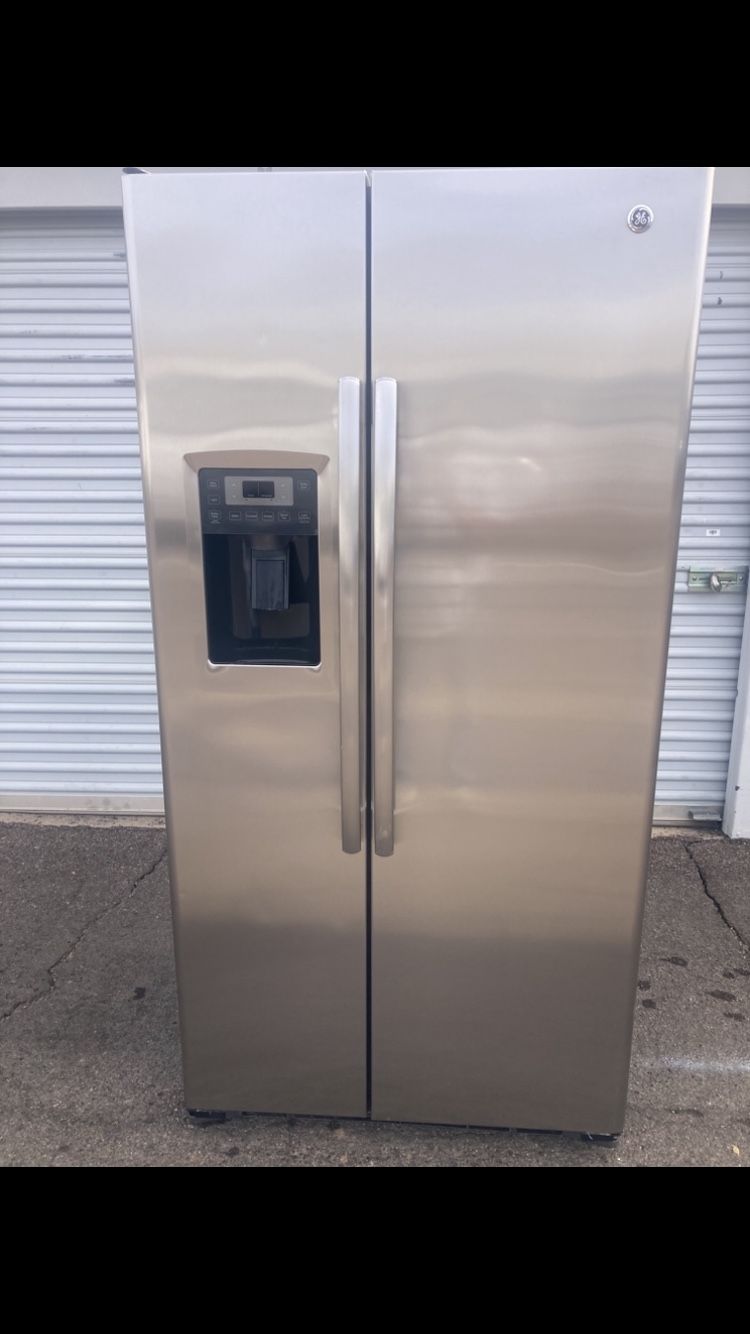 GE side-by-side stainless steel refrigerator counter in good condition, clean and attractive. One-month warranty. Delivery available. Dimensions: W36-