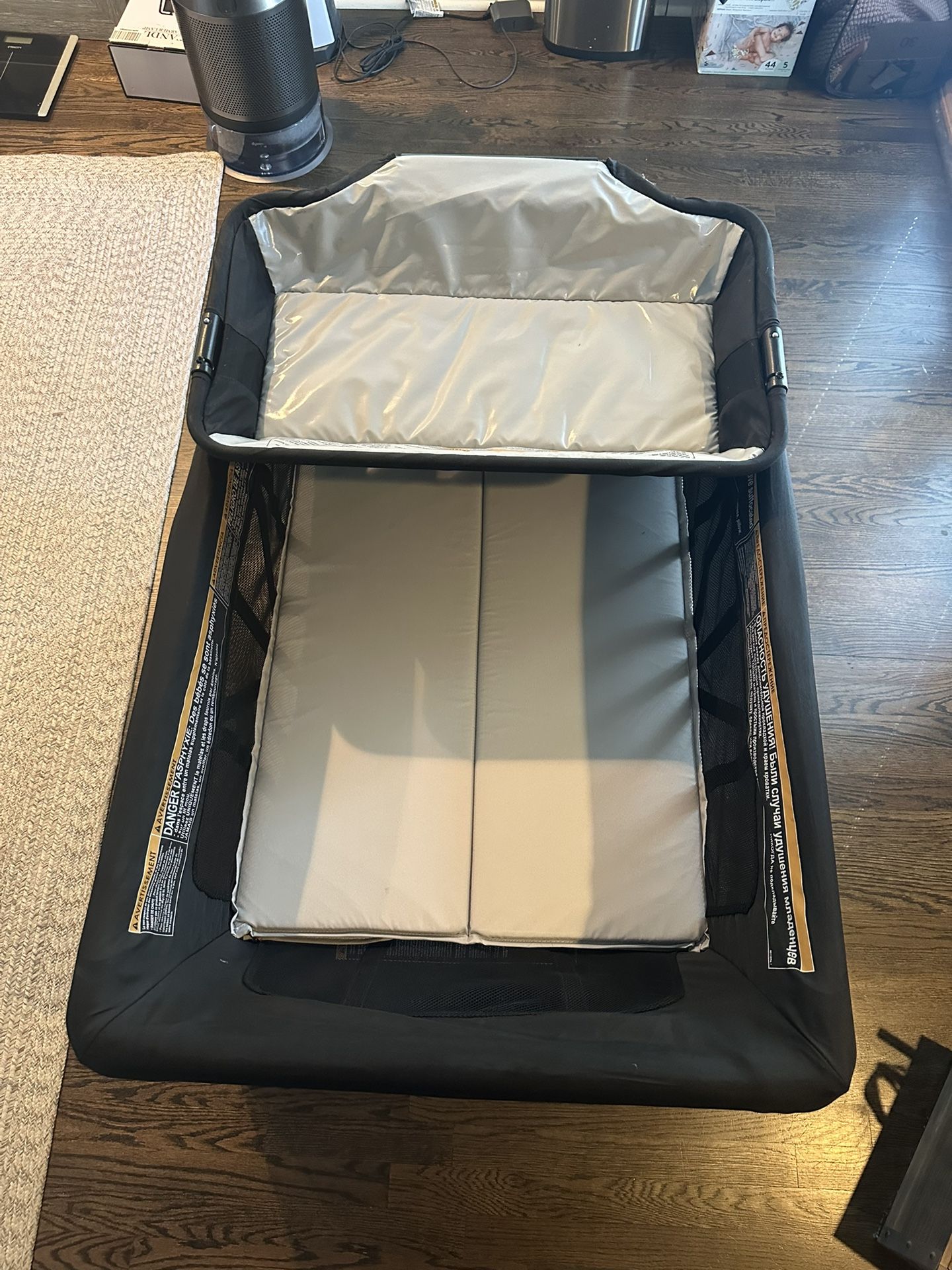 4moms Breeze Plus (Playard + Bassinet + Changing Station) – Like New