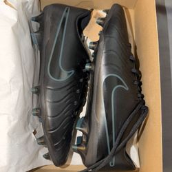 Nike Legends 10 Club Soccer Cleats