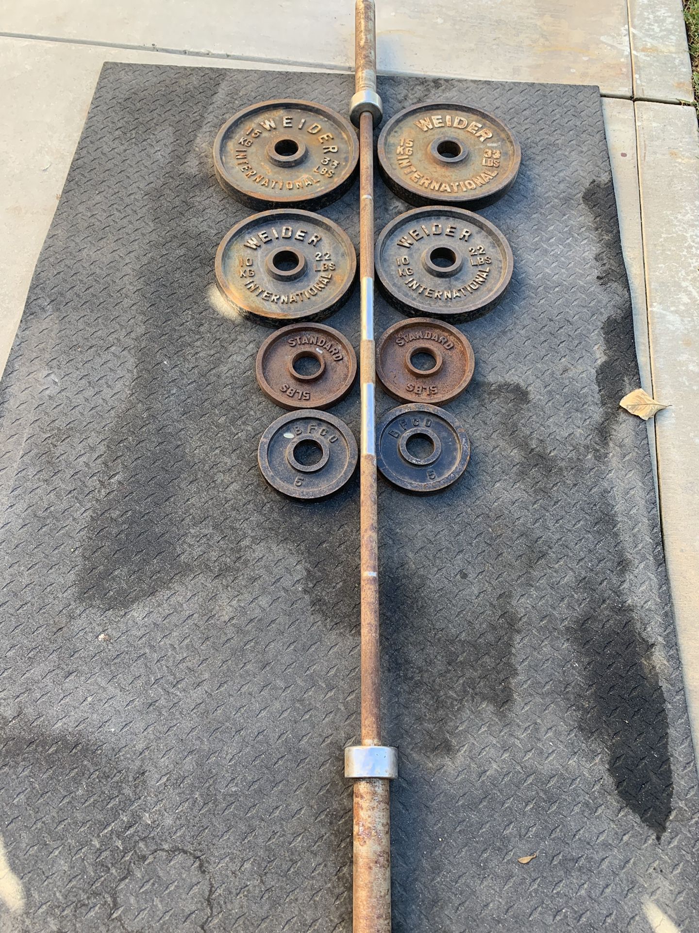 Bench press, weights plates, bar and clips