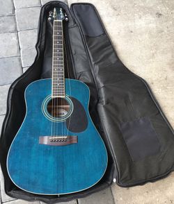 Needs to put on one string on only plays good turquoise color with case