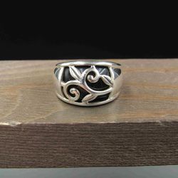 Size 7.75 Sterling Silver Floral Pattern With Onyx Background Band Ring