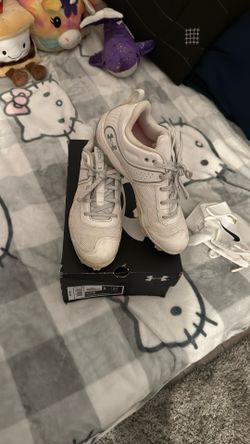 Women Size 8 Soccer Shows With white Nike Gloves