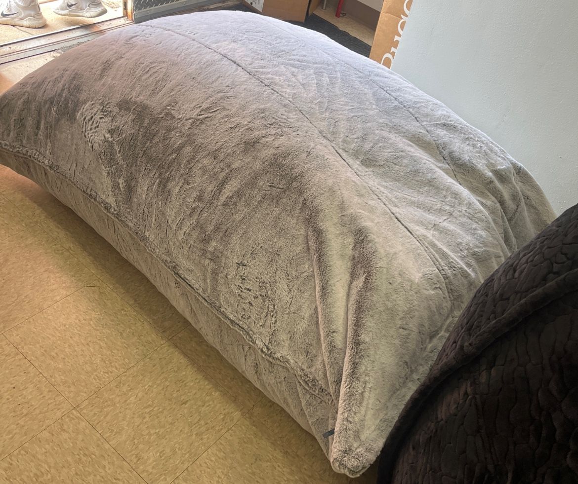 The Lovesac Pillowsac in Wombat Phur (never used) ❤️